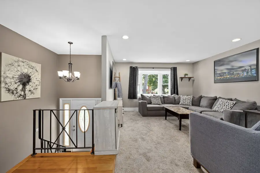 637 S Beverly Avenue, Addison, IL 60101 - #3