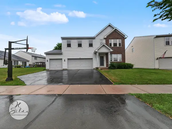 708 Bay Shore Drive, Pingree Grove, IL 60140
