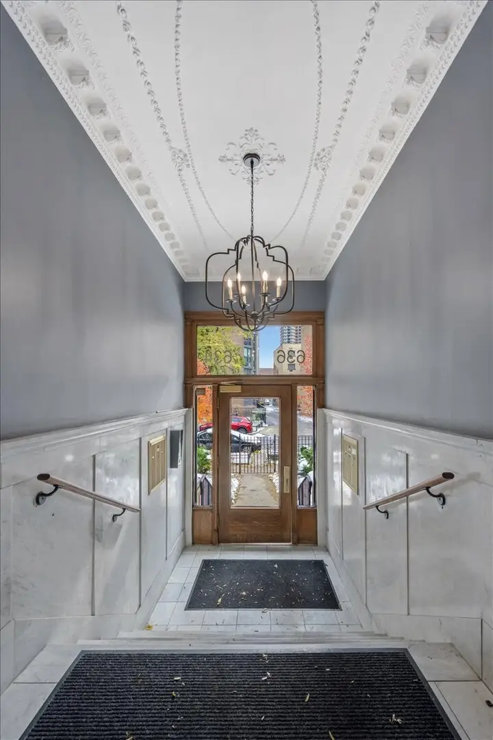636 W Grace Street #1W, Chicago, IL 60613 - #2