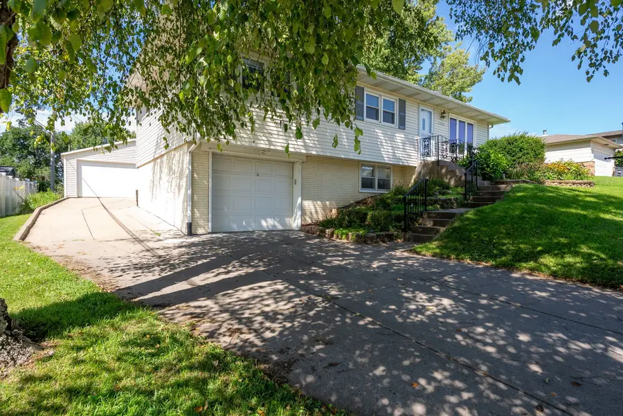 2920 Cambridge Drive, Bettendorf, IA 52722 - #2