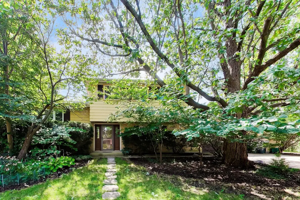 915 W Frontenac Drive, Arlington Heights, IL 60004 - #1