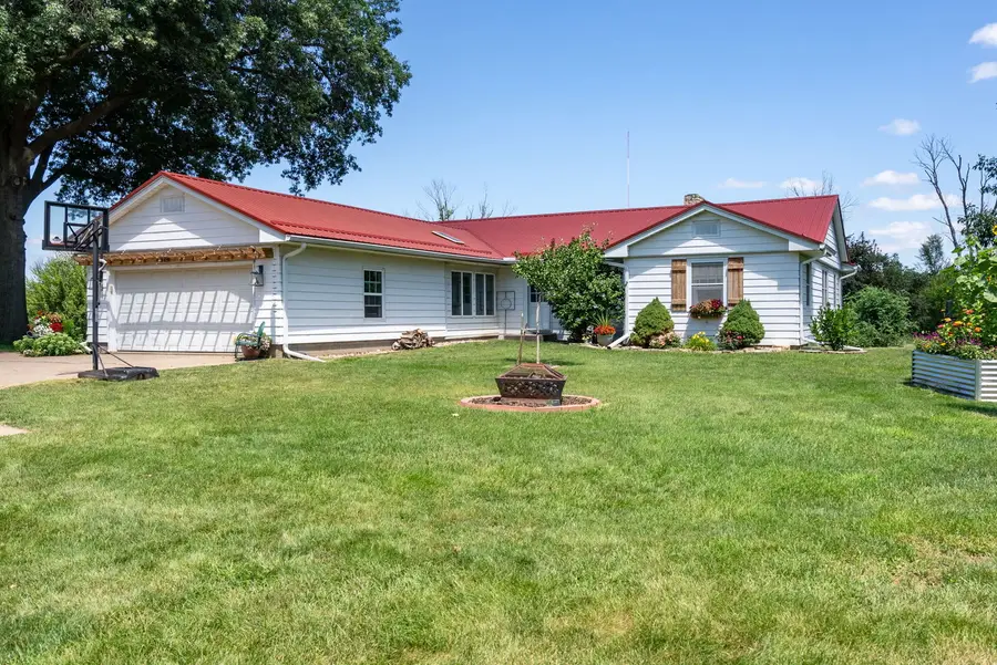 930 11th Avenue N, Clinton, IA 52732 - #2