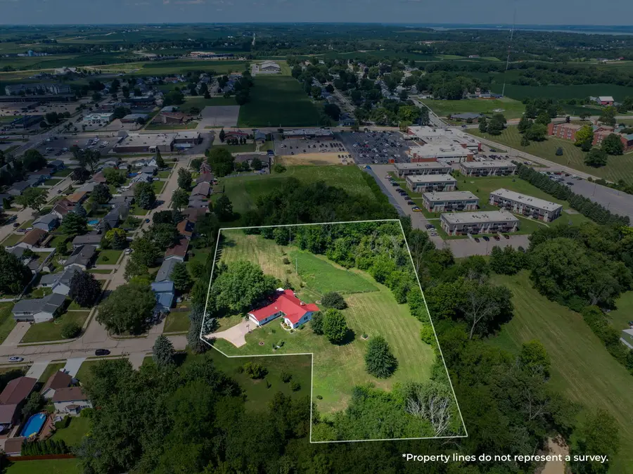 930 11th Avenue N, Clinton, IA 52732 - #3