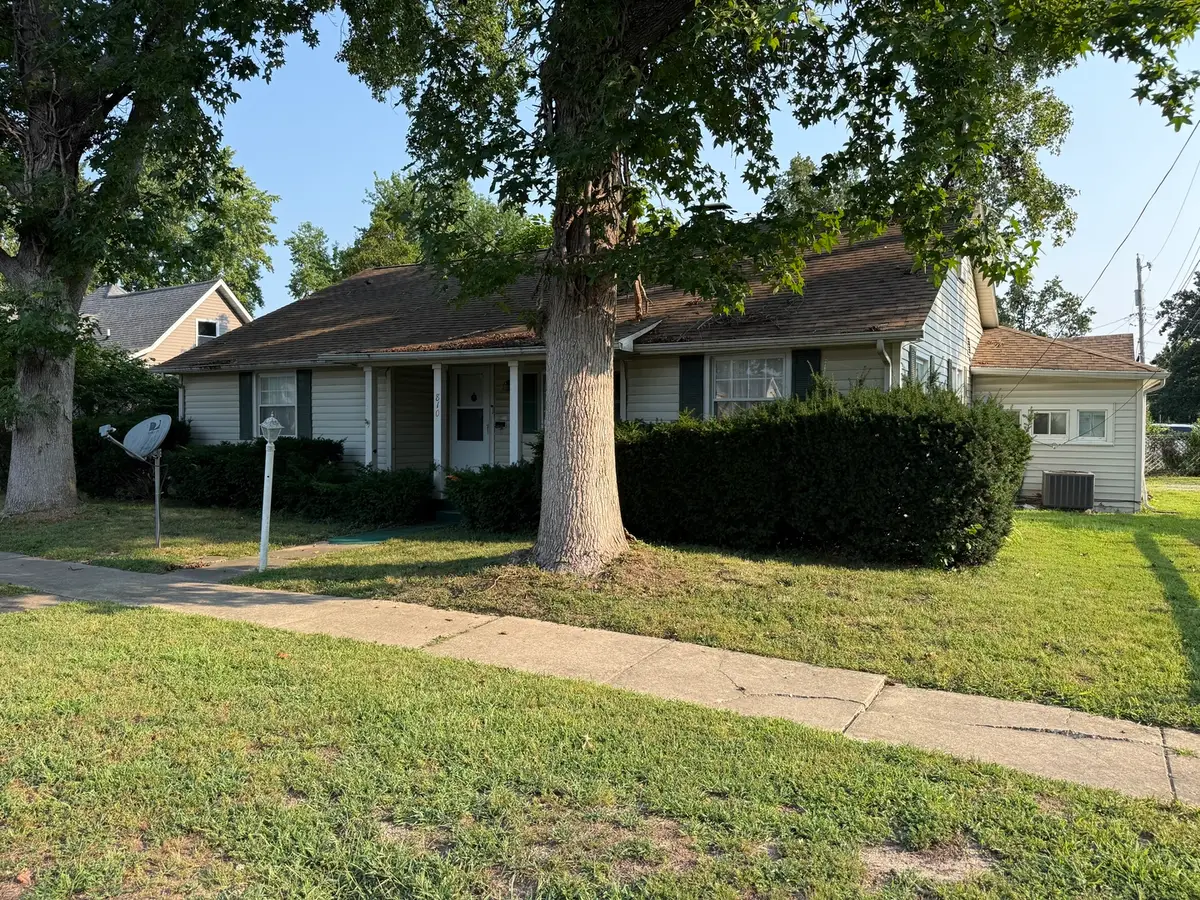 810 E 7th Street, Centralia, IL 62801 - #1