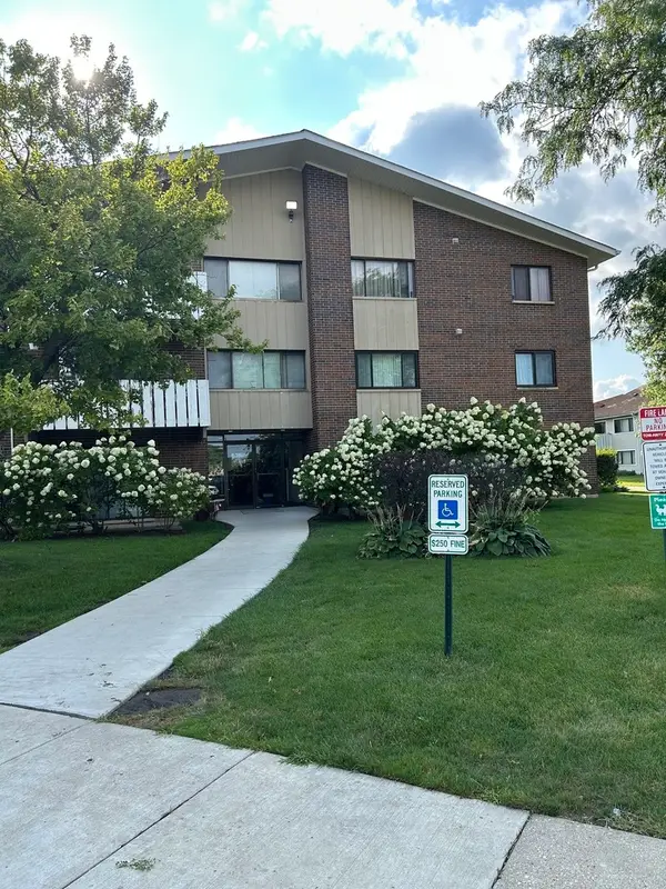 1000 Bayside Drive #107, Palatine, IL 60074