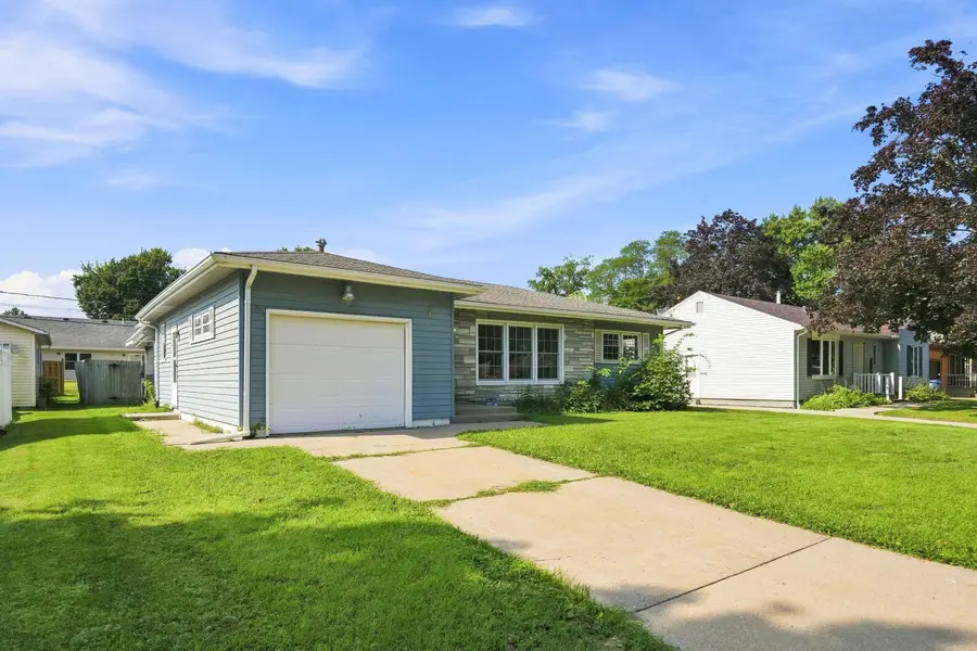 550 28th Avenue E, East Moline, IL 51265 - #3