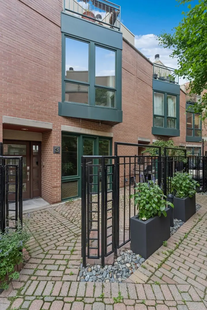 2910 N Commonwealth Avenue #3, Chicago, IL 60657 - #2