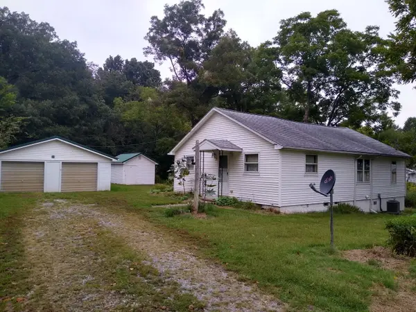 54 North Street, New Burnside, IL 62967