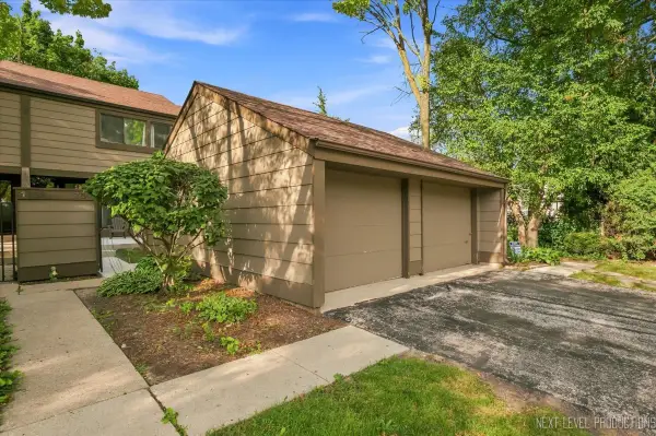 175 N Glengarry Drive #C, Geneva, IL 60134