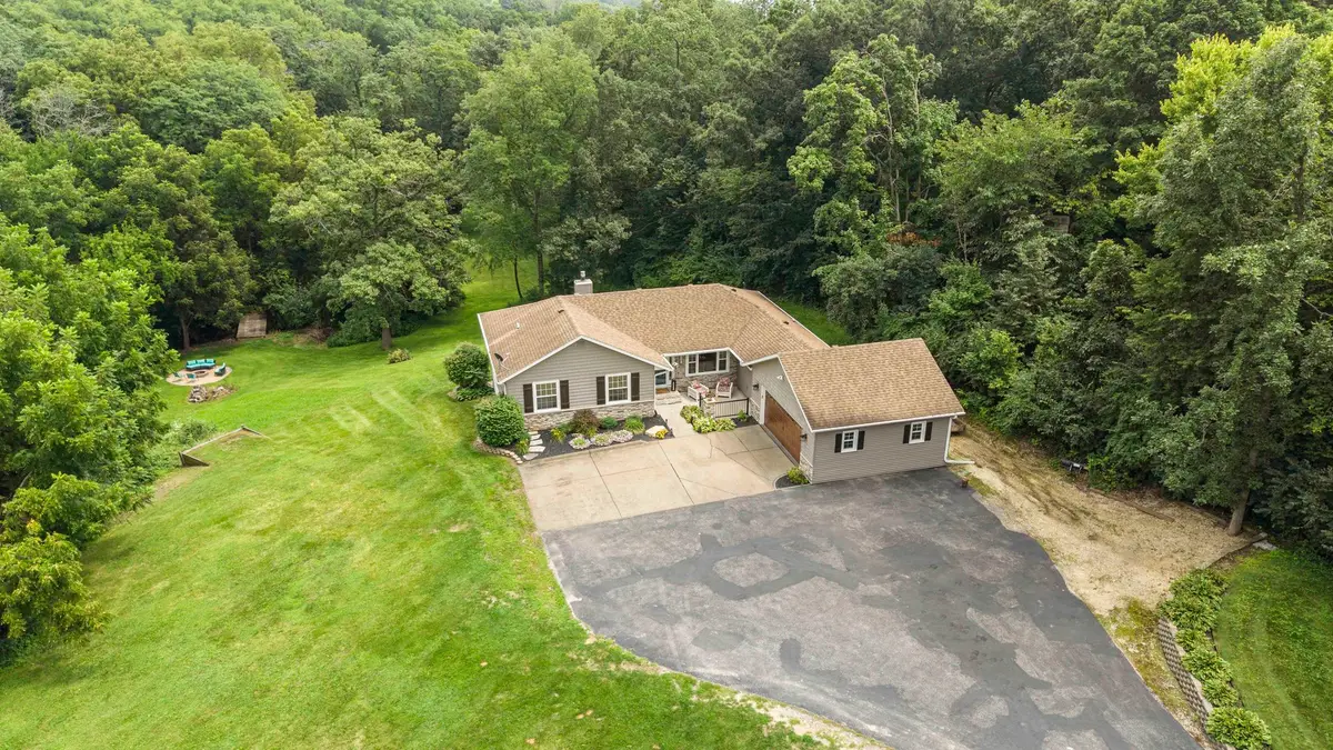 2260 Tara Lane, Le Claire, IA 52723 - #1