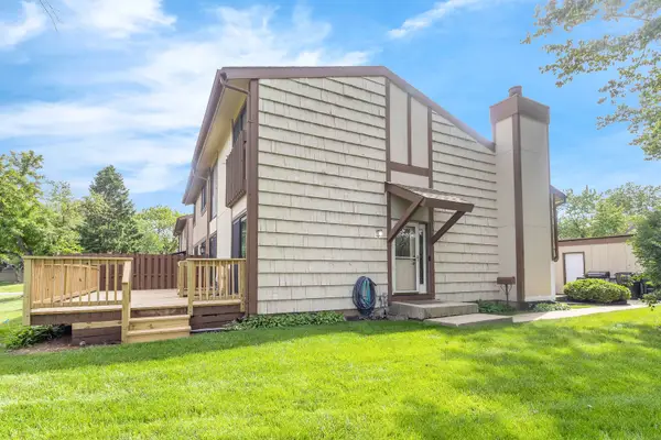 563 N Woodfield Trail, Roselle, IL 60172