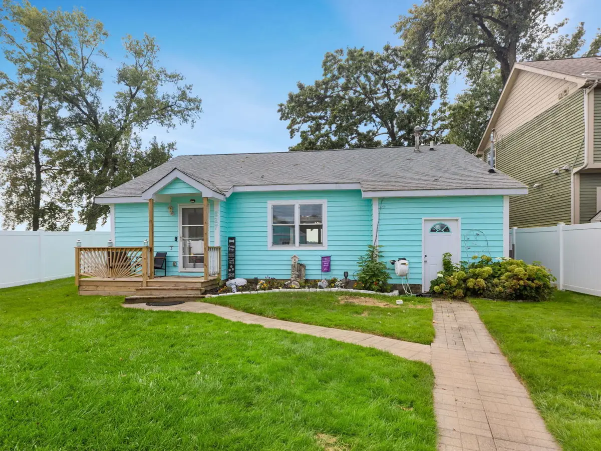 827 W Northeast Shore Drive, McHenry, IL 60051 - #1