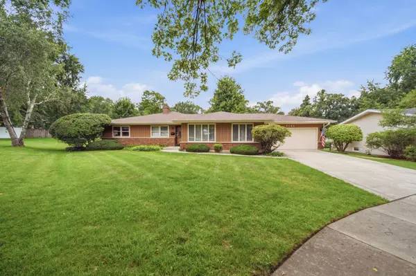 2141 Country Knoll Court, Elgin, IL 60123