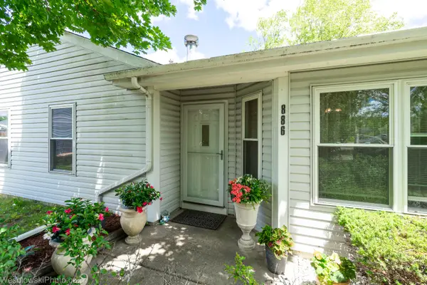 886 Quincy Court, Island Lake, IL 60042