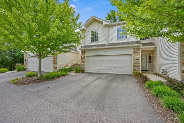 8043 Sierra Woods Lane #8043, Carpentersville, IL 60110