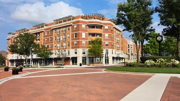 400 Village Circle #302, Willow Springs, IL 60480