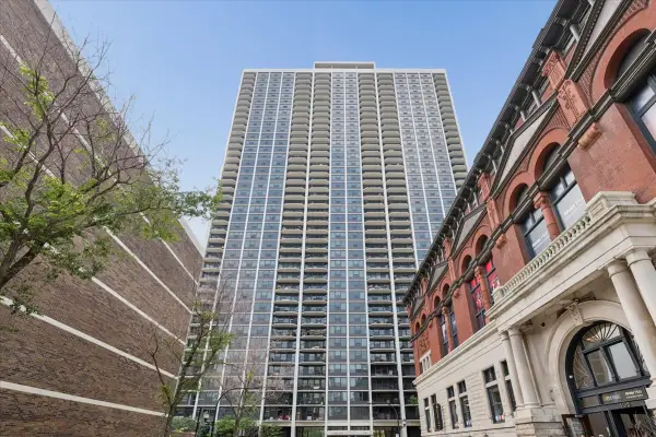 1560 N Sandburg Terrace #2008, Chicago, IL 60610