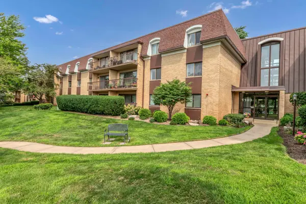 1103 N Mill Street #104, Naperville, IL 60563
