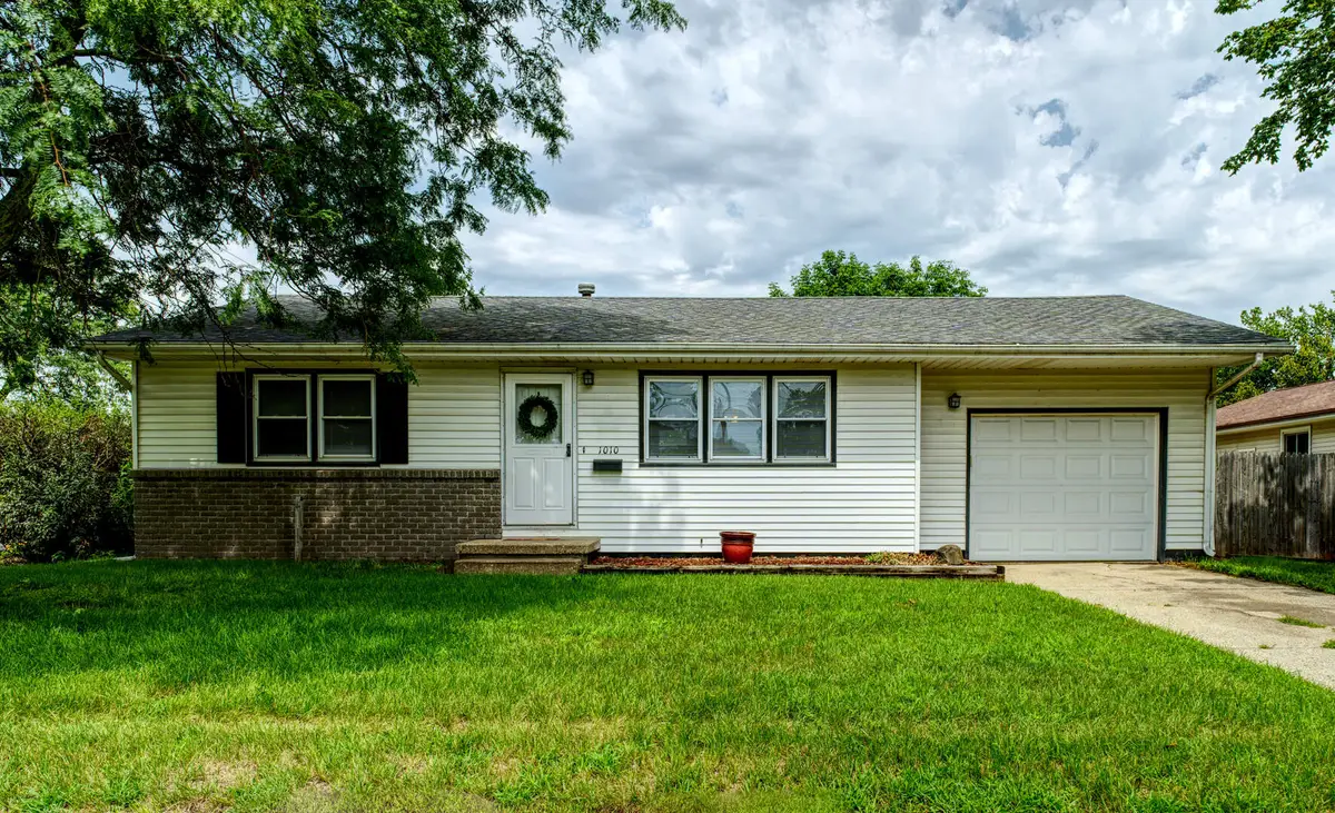 1010 Middle Road, Camanche, IA 52730 - #1