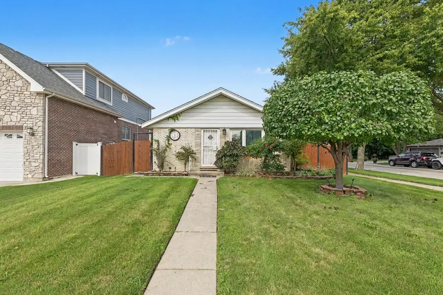 9002 S Parkside Avenue, Oak Lawn, IL 60453 - #2