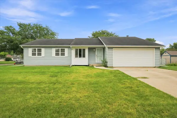 482 Pinewood Drive, North Aurora, IL 60542