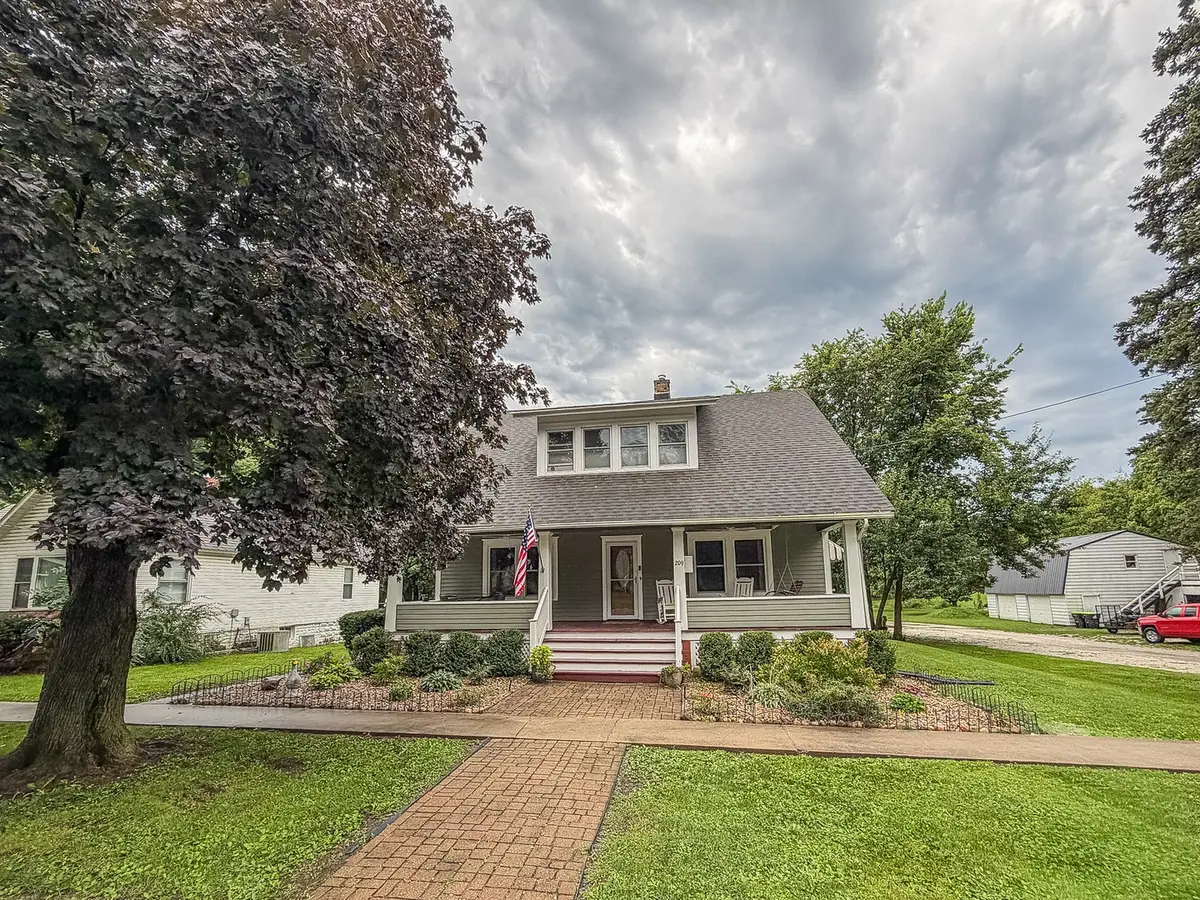 209 W Sangamon Street, Fisher, IL 61843 - #1