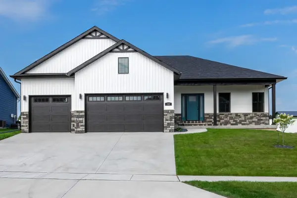 702 Deer Woods Drive, Davenport, IA 52802