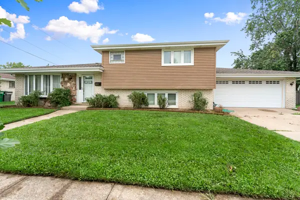 8830 W Lotus Drive, Hickory Hills, IL 60457