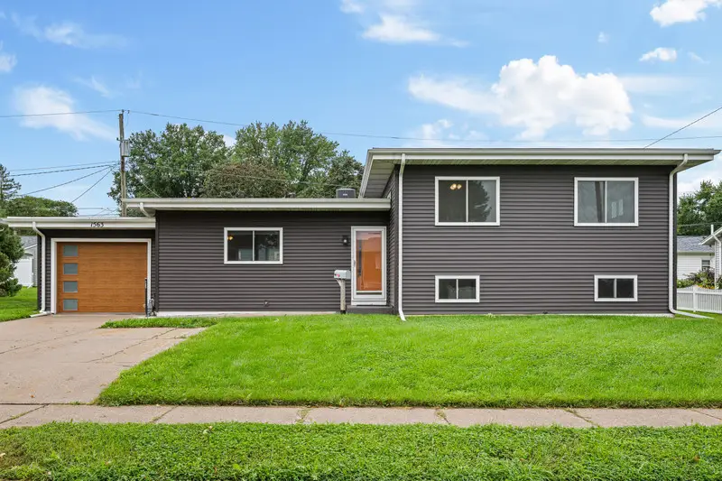 1563 W Garfield Street, Davenport, IA 52804 - #1