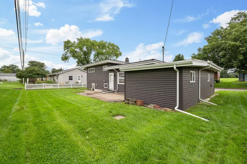 1563 W Garfield Street, Davenport, IA 52804 - #3