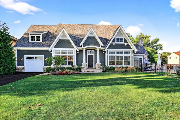 827 Edgewater Parkway, Wauconda, IL 60084