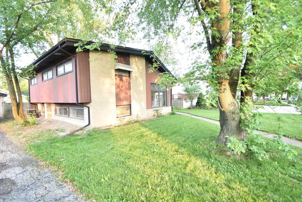 907 S Elmhurst Road, Mount Prospect, IL 60056 - #1