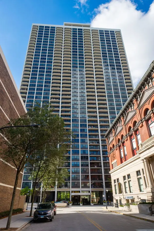 1560 N Sandburg Terrace #2109J, Chicago, IL 60610