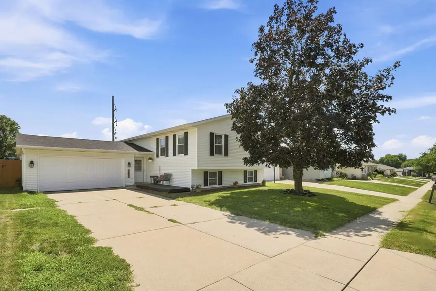 2817 High Point Drive, Davenport, IA 52806 - #2