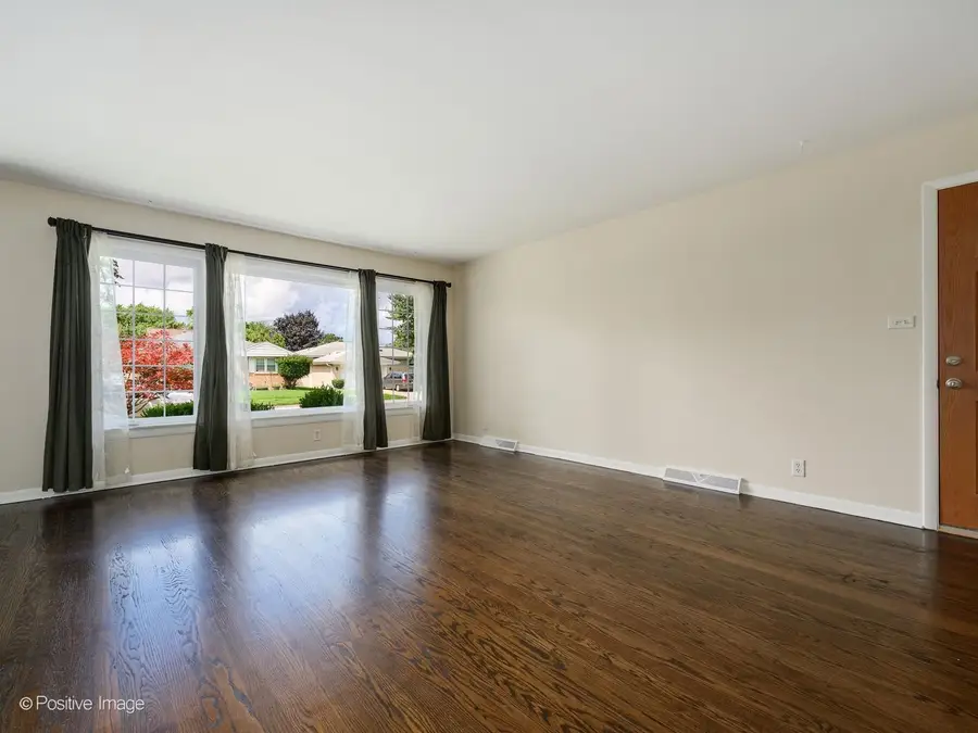 8211 Mango Avenue, Morton Grove, IL 60053 - #3