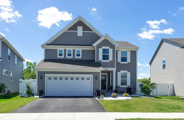 321 S Pointe Avenue, South Elgin, IL 60177