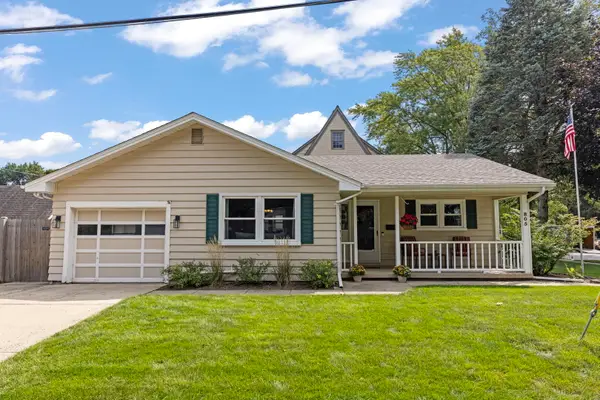 805 Walnut Avenue, St. Charles, IL 60174