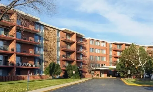 16 E Old Willow Road #209S, Prospect Heights, IL 60070