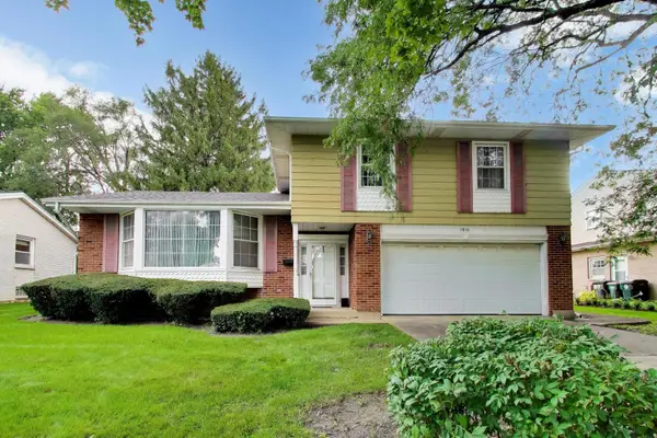 1910 E Robinhood Lane, Arlington Heights, IL 60004