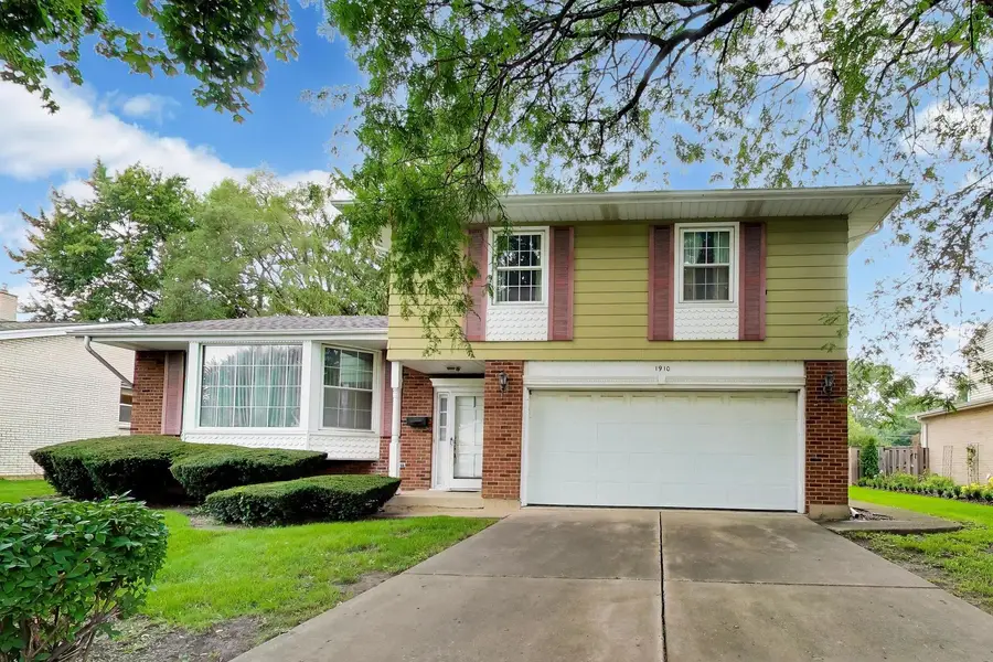 1910 E Robinhood Lane, Arlington Heights, IL 60004 - #2