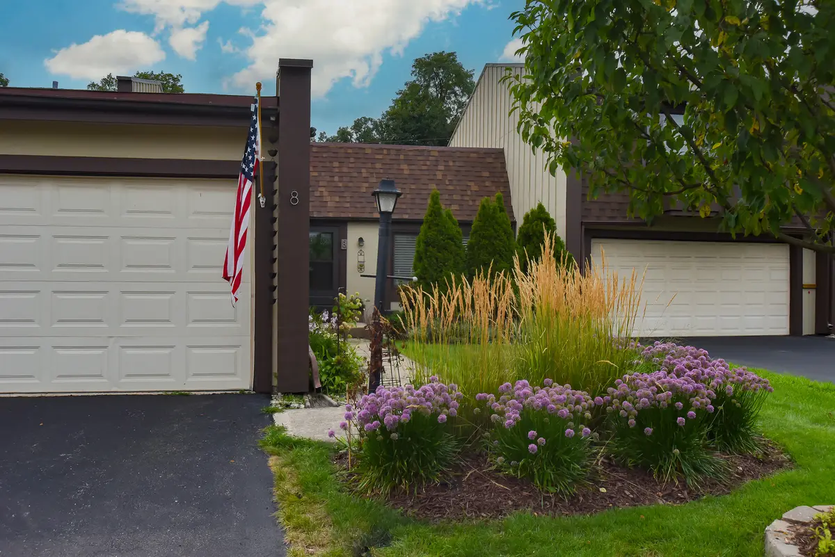 8 Westwood Drive, Indian Head Park, IL 60525 - #1