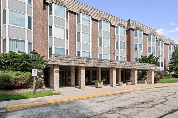 300 Thames Parkway #3F, Park Ridge, IL 60068