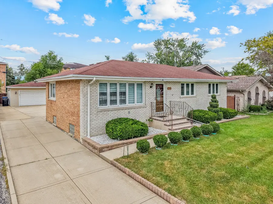 8016 S Thomas Avenue, Bridgeview, IL 60455 - #2
