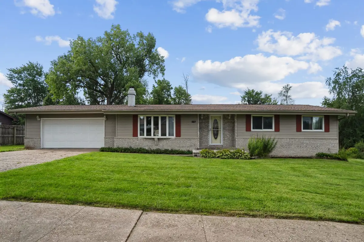 327 38th Avenue N, Clinton, IA 52732 - #1
