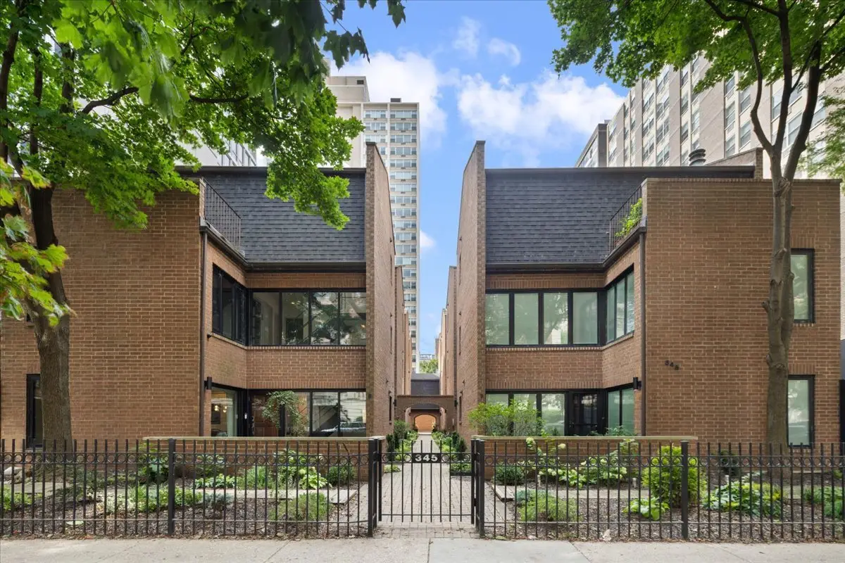 345 W Barry Avenue #8, Chicago, IL 60657 - #1