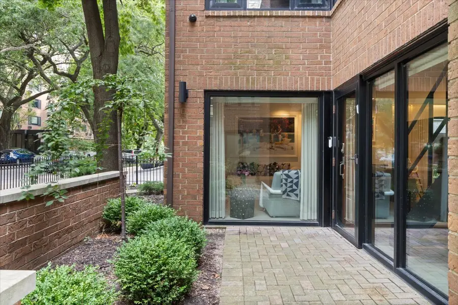 345 W Barry Avenue #8, Chicago, IL 60657 - #2