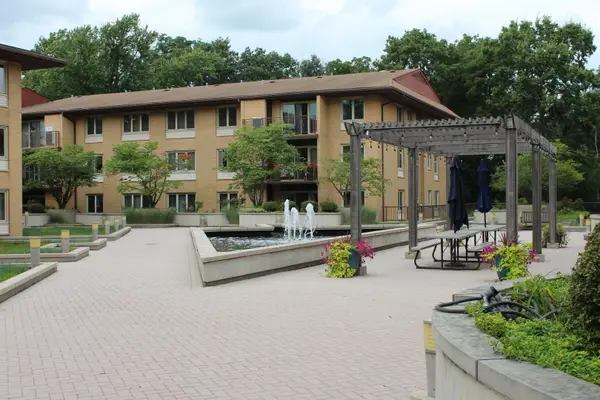 2400 W Talcott Road #223, Park Ridge, IL 60068
