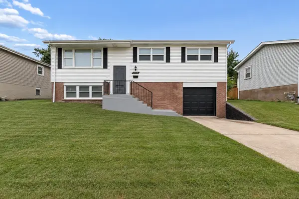 8836 Oakwood Drive, Hickory Hills, IL 60457