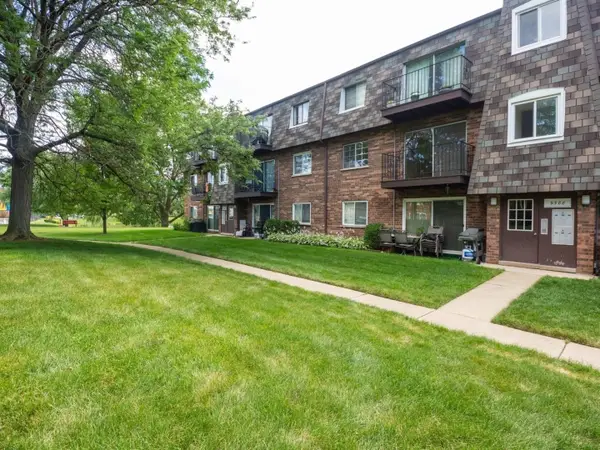 9388 Bay Colony Drive #2N, Des Plaines, IL 60016
