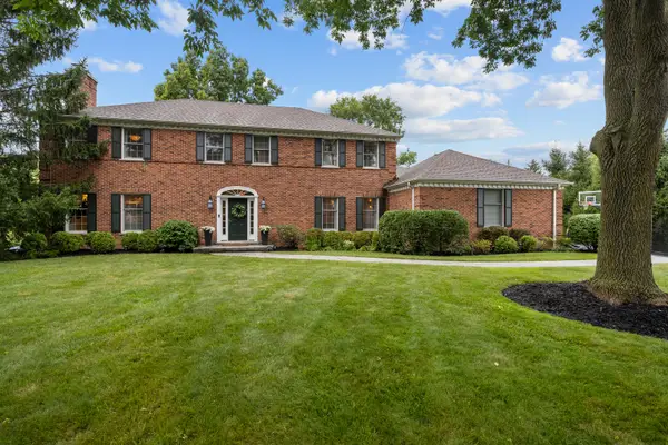 130 W Blackthorn Lane, Lake Forest, IL 60045
